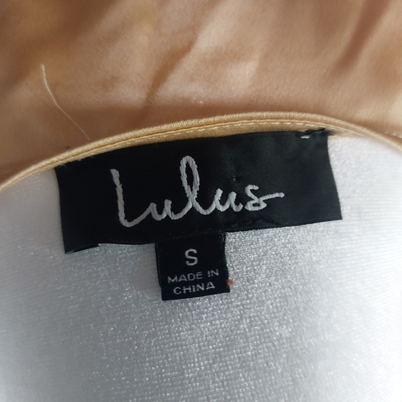 Lulu's long statement lace sleeve bodysuit soft silky v-neck yellow gold small - Picture 10 of 14